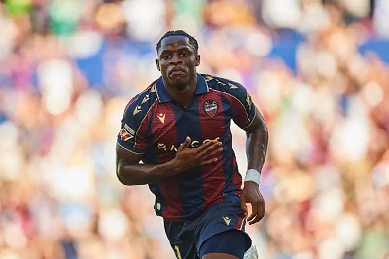 تقارير: أرسنال ومانشستر يونايتد ينافسان برشلونة على ضم إيونج